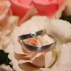 Alianza de boda plana mate con grabado exterior