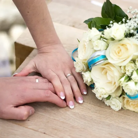 Alianza de boda, plana, matizada, canal lateral