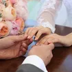 Alianza de boda plana mate con grabado exterior
