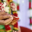 Alianza de boda plana mate con grabado exterior